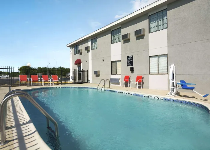 Super 8 By Wyndham Ardmore